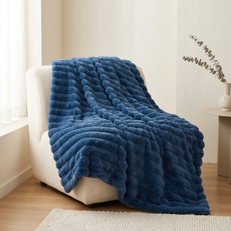 Mise en scène du plaid côtelé bleu.