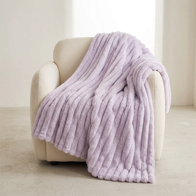 Mise en scène du plaid côtelé violet poudré.