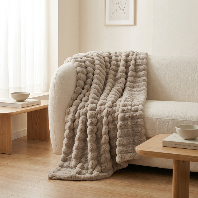 Beige taupe — mise en scène générée sur canapé