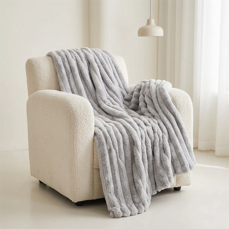 Mise en scène du plaid côtelé gris argenté.